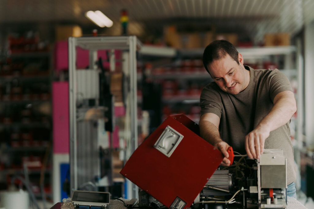 Mann arbeitet an einer Maschine