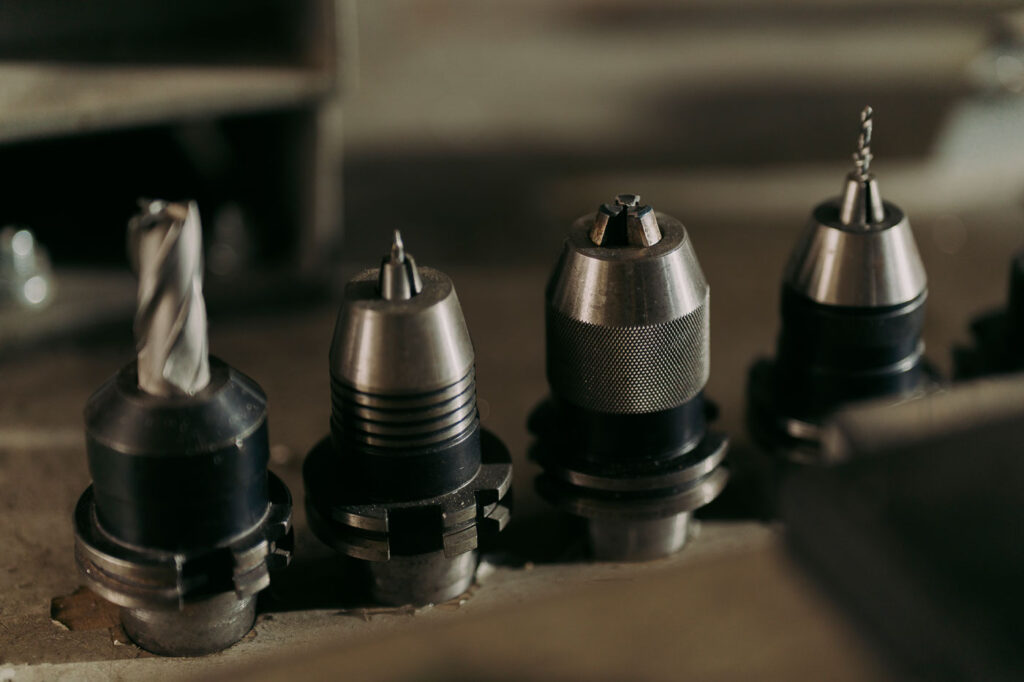 Zubehör liegt auf dem Tisch