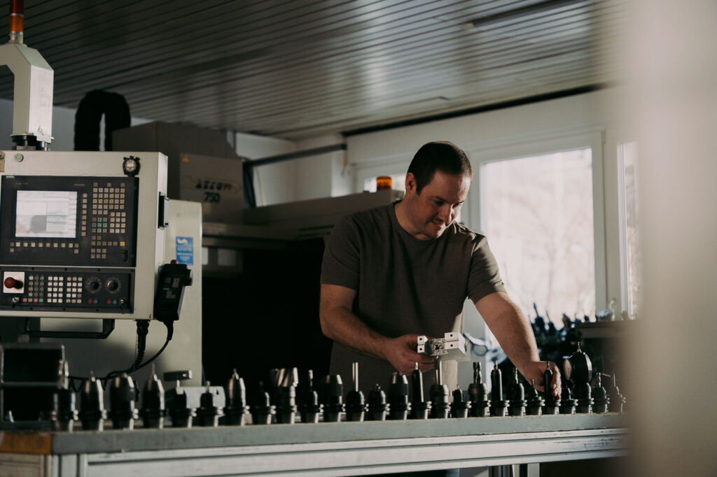 Stefan arbeitet an einer Maschine