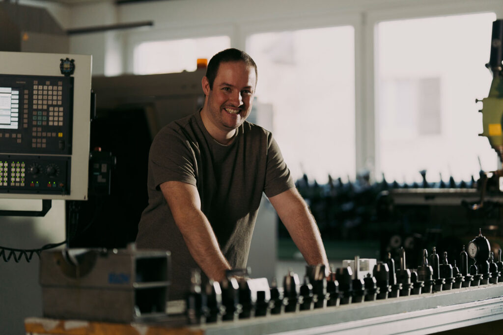 Mann steht vor Materialien