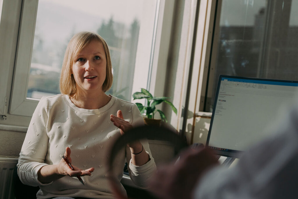 Frau sitzt vor einem PC