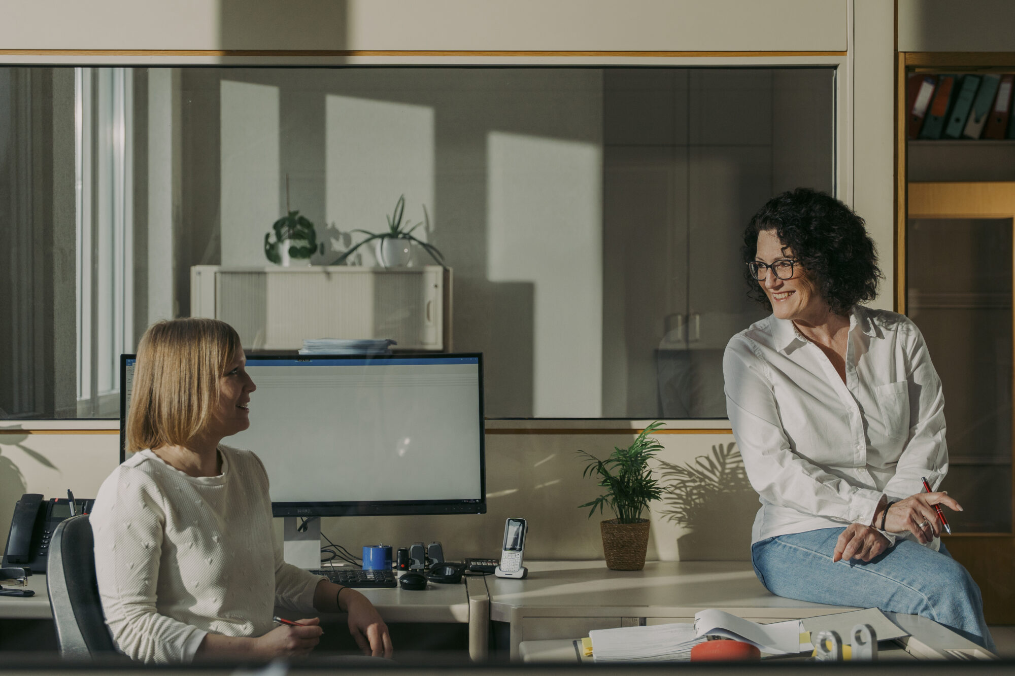 Zwei Frauen sprechen miteinander